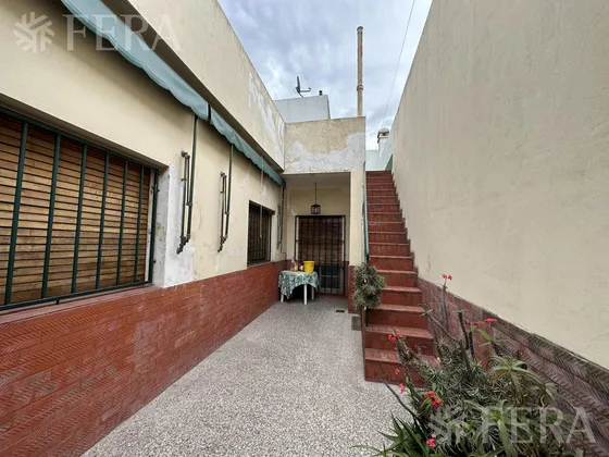 Venta Casa 4 Ambientes Con Cochera Y Patio En Sarandí
