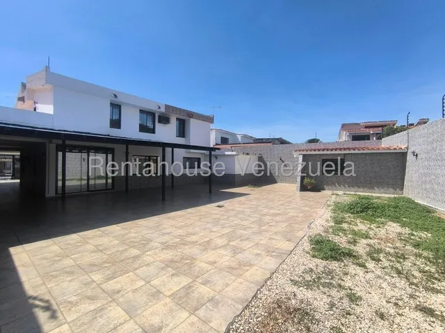 Imponente Casa En Alquiler Ubicada En Excelente Casco Comercial Y De Servicios De La Zona De Trigal Norte Las Clavellinas,ubicada En Calle Abierta, 2 Niveles, Cuenta Con Tanque De Agua Subt 14000lts