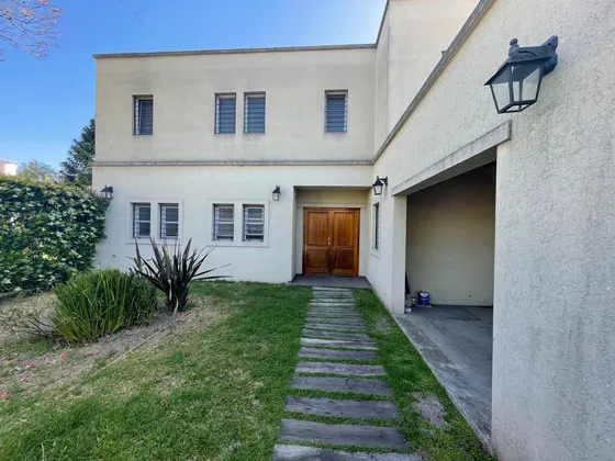 Venta Permuta Casa Con Pileta / Habitación En Suite / Parque / Quincho / Oportunidad Inversión Financiación Facilidades