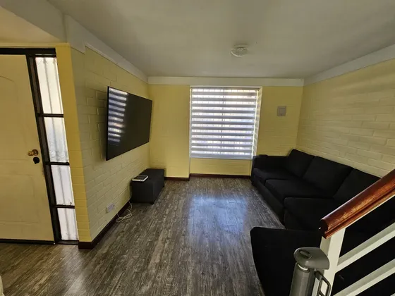 Arrienda Casa 3 Dormitorios Y 2 Baños A/c Y Portón Eléctrico