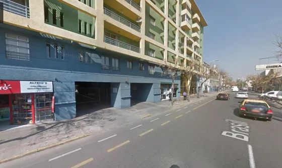 Estacionamiento En Brasil Con Catedral