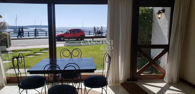Frente A Puerto, Amplio Piso, Estilo Casa Clásica Esteña 