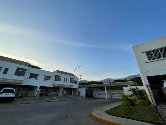 María Gabriela Garcia Inzitu Realtors Venden Townhouse En Residencias Villa Sofia La Cumaca San Diego Carabobo Venezuela.