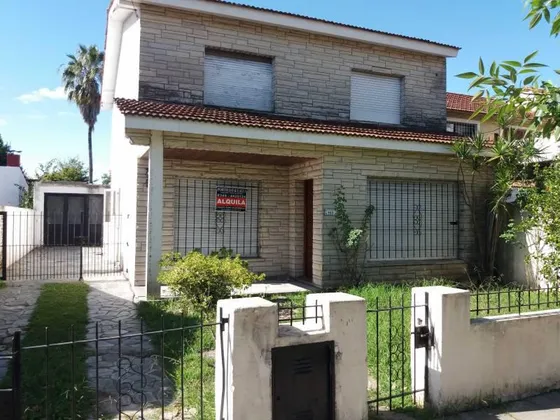 Casa En Alquiler Escobar Centro 3 Dormitorios Cochera - Reservada!!