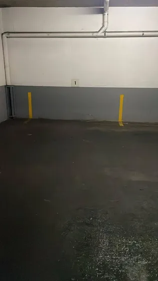 Estacionamiento En Sector Comercial Dentro De Edificio