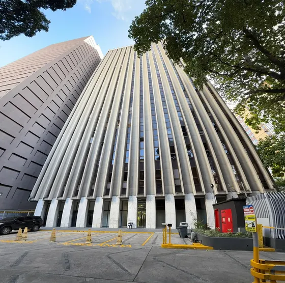 En Venta Oficina Ubicada Remodelada En Los Palos Grandes, Edificio Cavendes. (r.o)