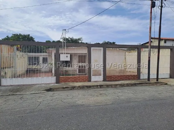 Amplia Y Conservada Casa En Venta Este De Barquisimeto. Urbanizacion Fundalara 25-17233 As-jn
