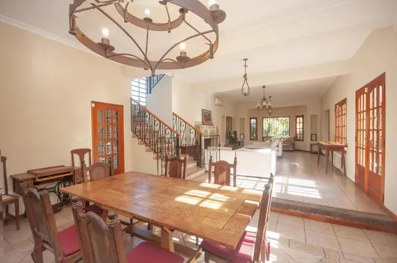Casa En Venta - 4 Dormitorios 5 Baños - Cocheras - 3.046mts2 - City Bell