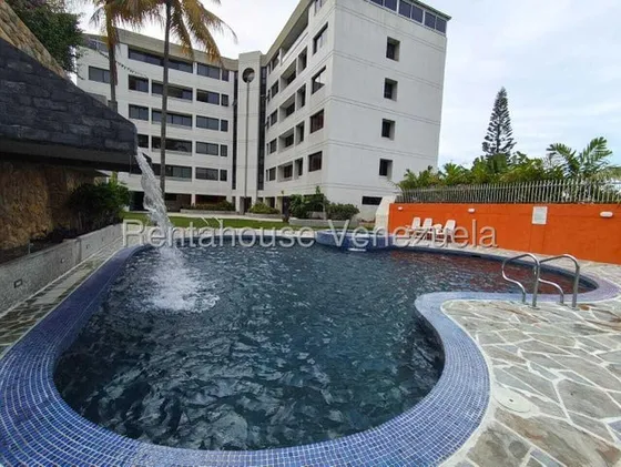 En Alquiler Lujoso Apartamento Remodelado En Altamira  #25-24140