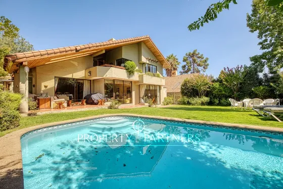 Acogedora Casa En Condominio Con Amplio Jardín, Sa...