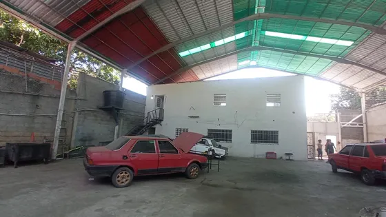 Galpón Con Casa En Venta Av. Libertador Barquismeto, Cod. 23-24660 Nds 