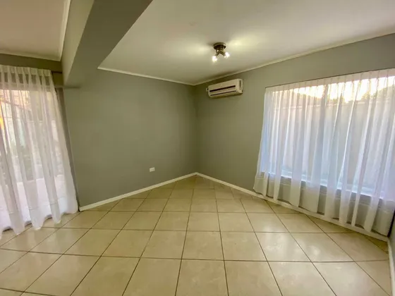 Amplia Casa De 2 Pisos En Avenida Schleyer (177244)