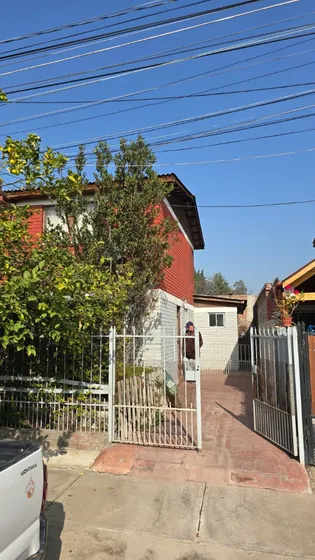 Casa Con Segundo Piso 2d+1b+patio Con Estacionamiento