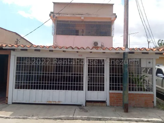 María Gabriela Martínez Vende Hermosa Y Amplia Casa De 2 Plantas En Cabudare, Amplios Espacios Frescos E Iluminados, Frente De Machihembrado, Cocina Concepto Abierto, Vigilancia 24/7.