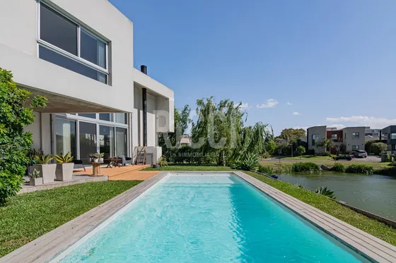 Casa En  Venta 6 Ambientes Fondo Laguna Nuevo Quilmes.