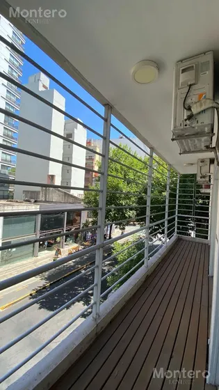 3 Ambientes Con Balcon A La Calle Y Amenities.