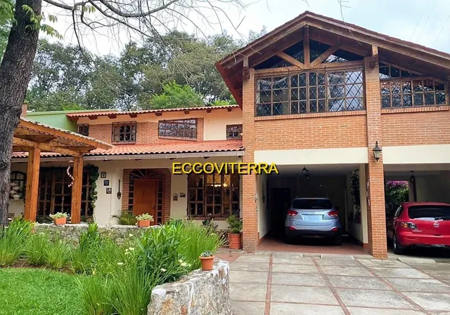 Vendo Belleza De  Casa, Cuatro Dormitorios,  Amplio Jardin, Excelente Ubicación, Sector De Alta Plusvalia