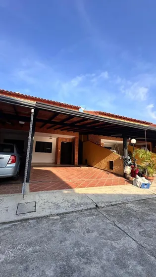 Ana El Kantar Y Gerson Gonzalez  Inzitu Realtors Venden Townhouse En Residencias Guayabal Garden Naguanagua  Carabobo Venezuela 