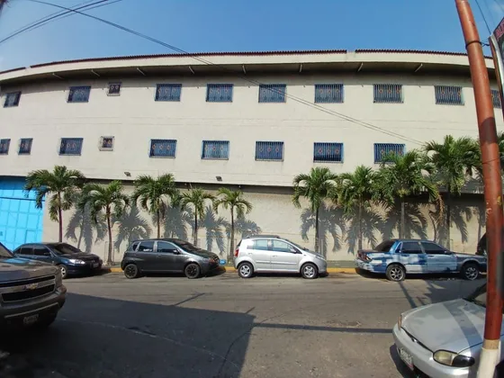 En Alquiler / Venta Edificio Industrial Con Deposito (galpón); Ubicado En Una Excelente Zona Comercial Y Residencial Cercana A La Autopista Y A La Zona Comercial De Catia. (r.o)