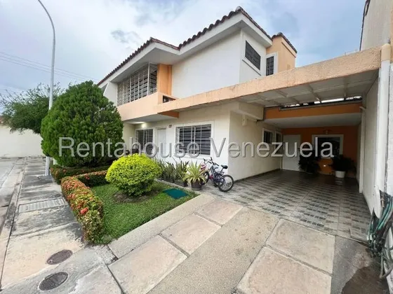 Excelente Casa Town House En Venta, Prolongación Av. Aragua, La Morita, Maracay, 25-8301 Mv