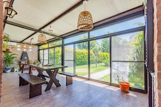 Casa En Venta De 3 Dormitorios Con Piscina En Funes