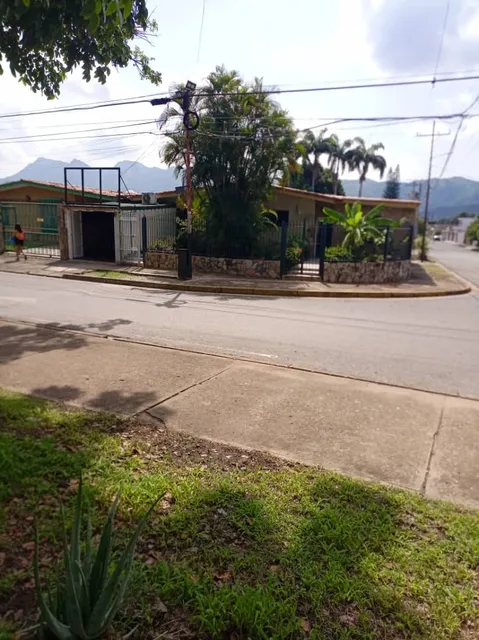 Se Vende Casa Esquina Comercial Con Local En El Morro 1, A Pie De Calle Av. Don Julio Centeno, San Diego. L.m