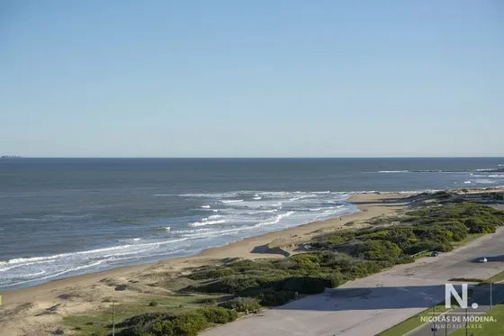 Apartamento De 3 Dormitorios En Torre Lobos Frente Al Mar, Playa Brava