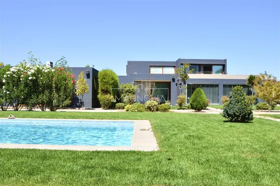 Casa En Venta De 7 Dorm. Mas Servicios En Chicureo Poniente