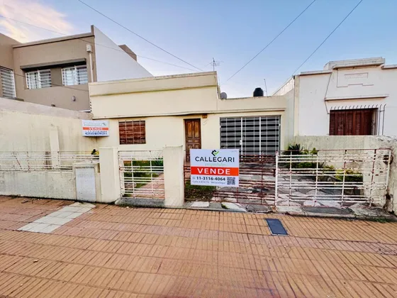 Casa En Venta De 5 Ambientes En Berazategui Centro. Apta Credito