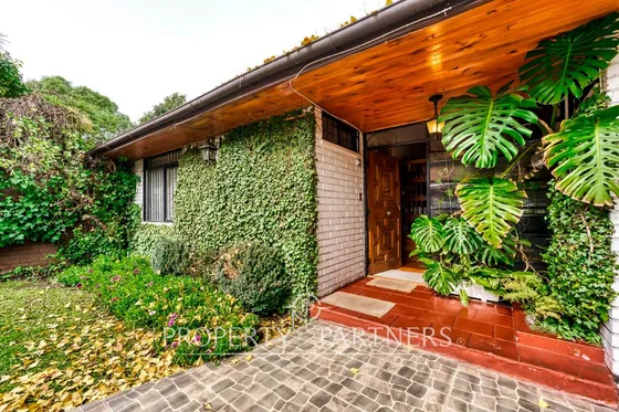 Acogedora Casa De Un Piso Con Gran Terreno Y Jardí...