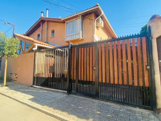 Se Vende Hermosa Casa De 2 Pisos En Pasaje Cerrado Quilicura