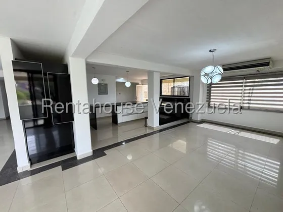 Daniela Linarez Vende Casas De 3 Niveles En Zona Este De Barquisimeto Cocina Amoblada Aire Integral Un Apartamento Tipo Estudio Cuenta Con Planta Electrica Comunicate Barquisimeto Lara