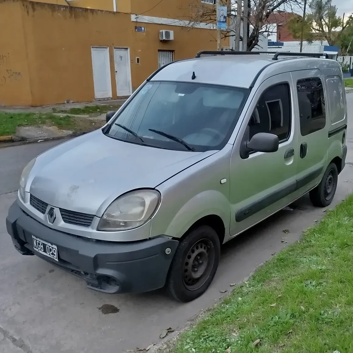 Renault Kangoo 1.6 Confort 5-speed manual, power steering, air conditioning, ABS, 600 kg payload