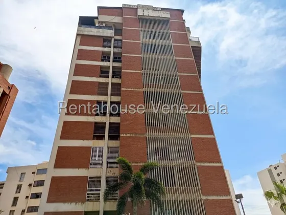 Apartamento En Venta En La Lago. Residencias Tibisay. 180 M2, 4 Hab. 4 Baños, Aire De 5ton, Solo 2 Apartamentos Por Piso, Garantizando Seguridad Privada Las 24/7. Mls: 26-16997. R.f