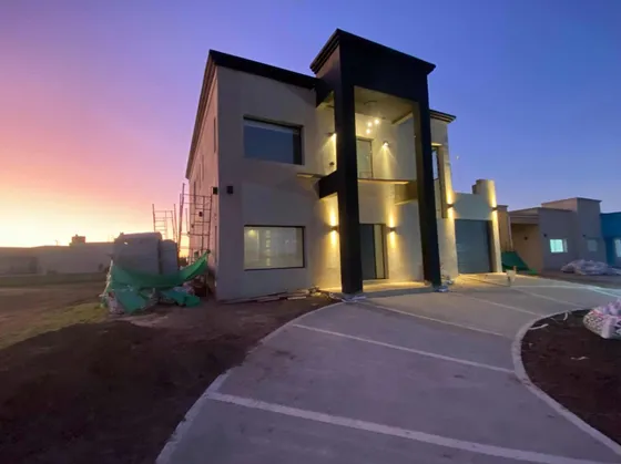 Venta Casa 5 Dormitorios Horizontes Al Sur Con Cochera