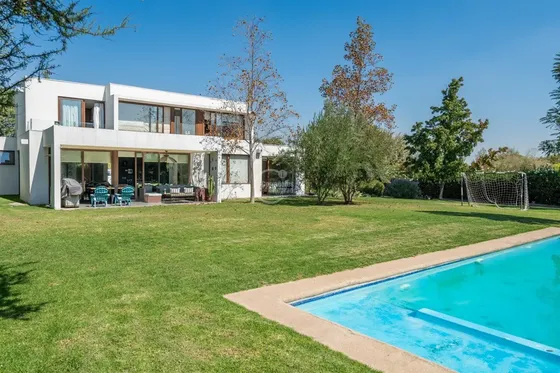 Casa En Arriendo De 5 Dorm. En Colina