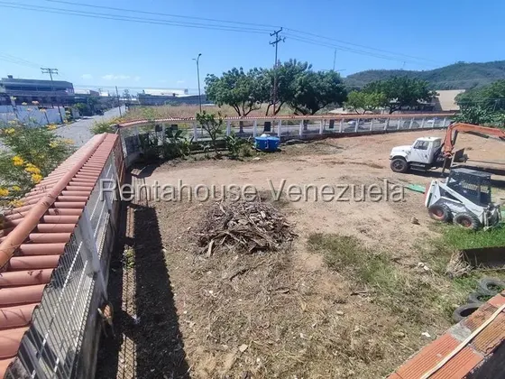 Esta Es Una Excelente Oportunidad Para Inversionistas Enfocados En El Sector Industrial O Logístico. Esta Propiedad Ofrece Una Combinación De Terreno Considerable Y Una Infraestructura Funcional