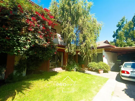 Casa En Venta De 5 Dorm. En La Reina