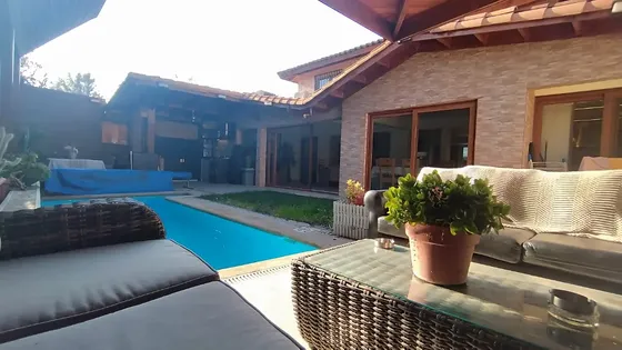 Casa Remodelada Con Piscina A Pasos De Pedro Fontova