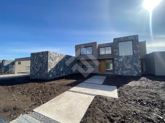 Casa En Arriendo De 5 Dorm. En Colina