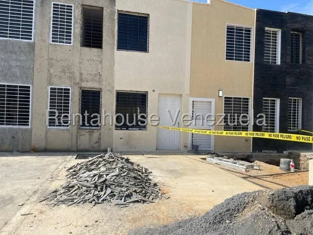 & Maria Luisa Mendoza Vende Espectacular Casa En Buena Urbanizacion De Cabudare Con Vigilancia Las 24 Horas Se Encuentra En Obra Gris Ideal Para Remodelar Al Gusto 2 5 1 4 3 3 0                       