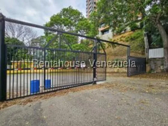  #25-21288  Moderna, Espaciosa, Cálida Y Segura Casa En Santa Ines 