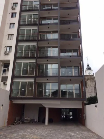 Cochera En Aquiler, En Plaza Moreno. Solo Para Habitantes Del Edificio 