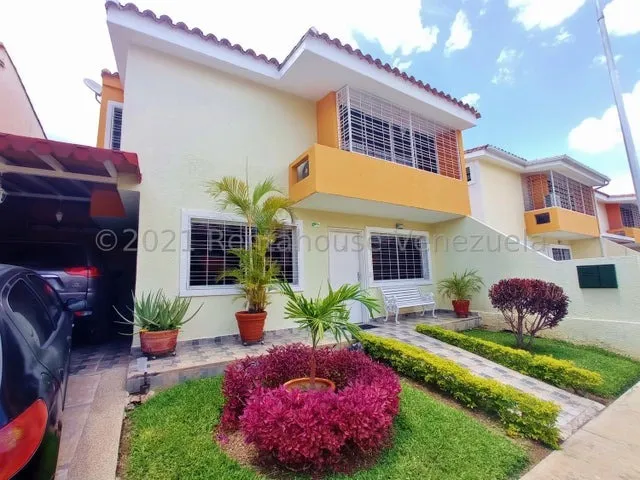 Townhouse En Venta En Conj. Resd. Parque La Morita 23-15165 Df