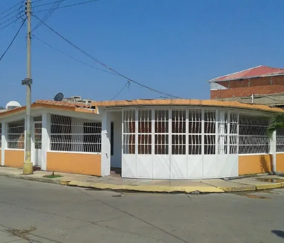En Alquiler Excelente Casa Para Uso Comercial