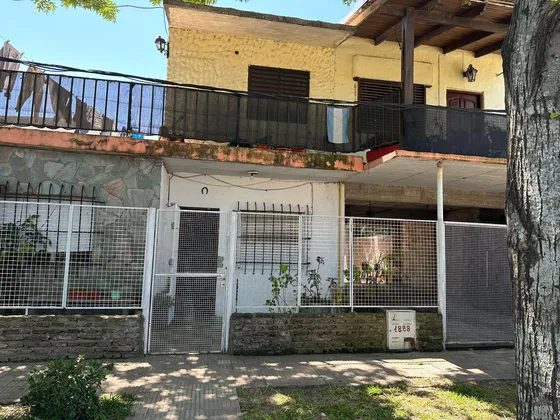 Casa En Venta - 4 Dormitorios 2 Baños - Cocheras - 264mts2 - Rosario, Santa Fe