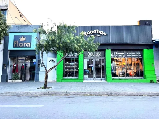 Dos Locales Comerciales + Vivienda. Centro Comercial Jesús María. Oportunidad