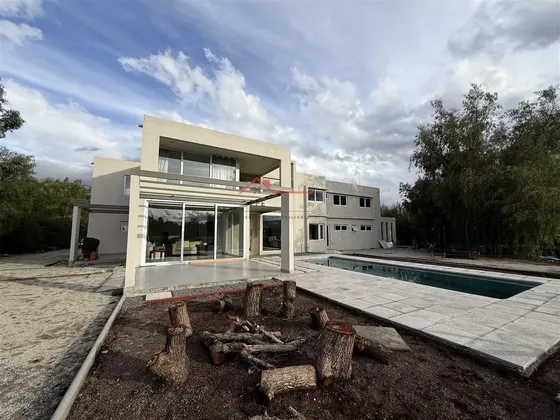 Casa En Venta De 4 Dorm. En Las Brisas De Chicureo