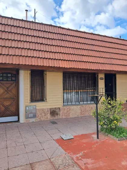 Casa En De 4 Ambientes Con Quincho Y Garage !!!!