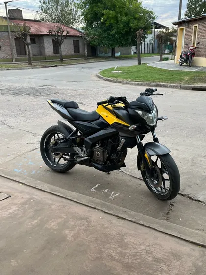 Rouser Ns 200